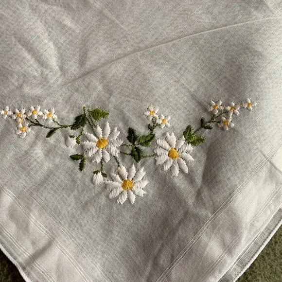 Lot of 4 embroidered handkerchiefs.  Approximately 12 x 12 - Picture 6 of 6